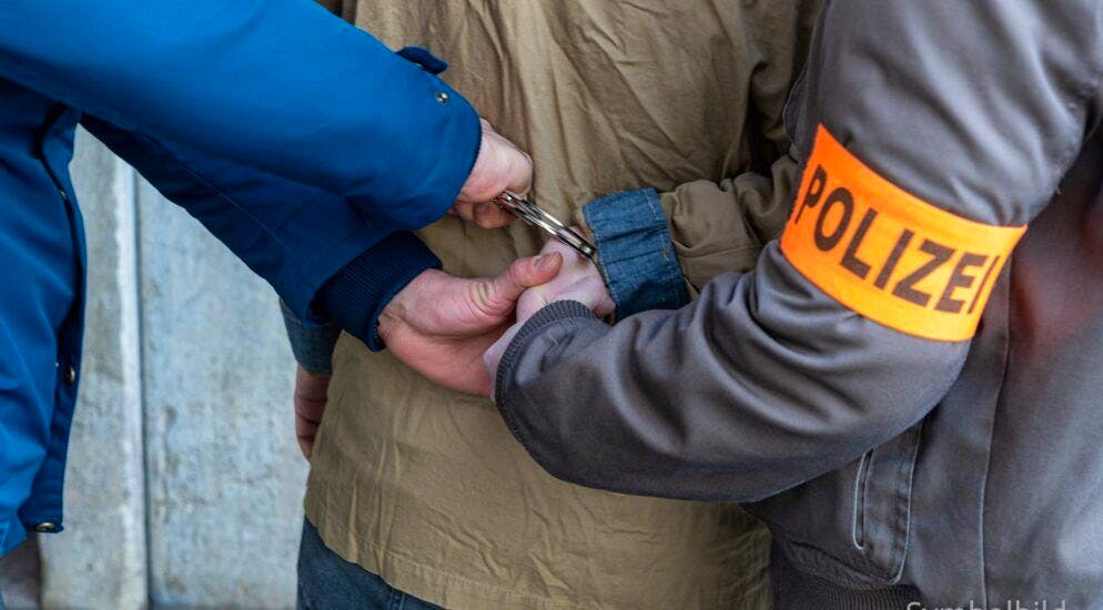 Ein Pädophiler trifft statt auf sein Opfer auf Fahnder in Zivil. Diese nehmen ihn fest.