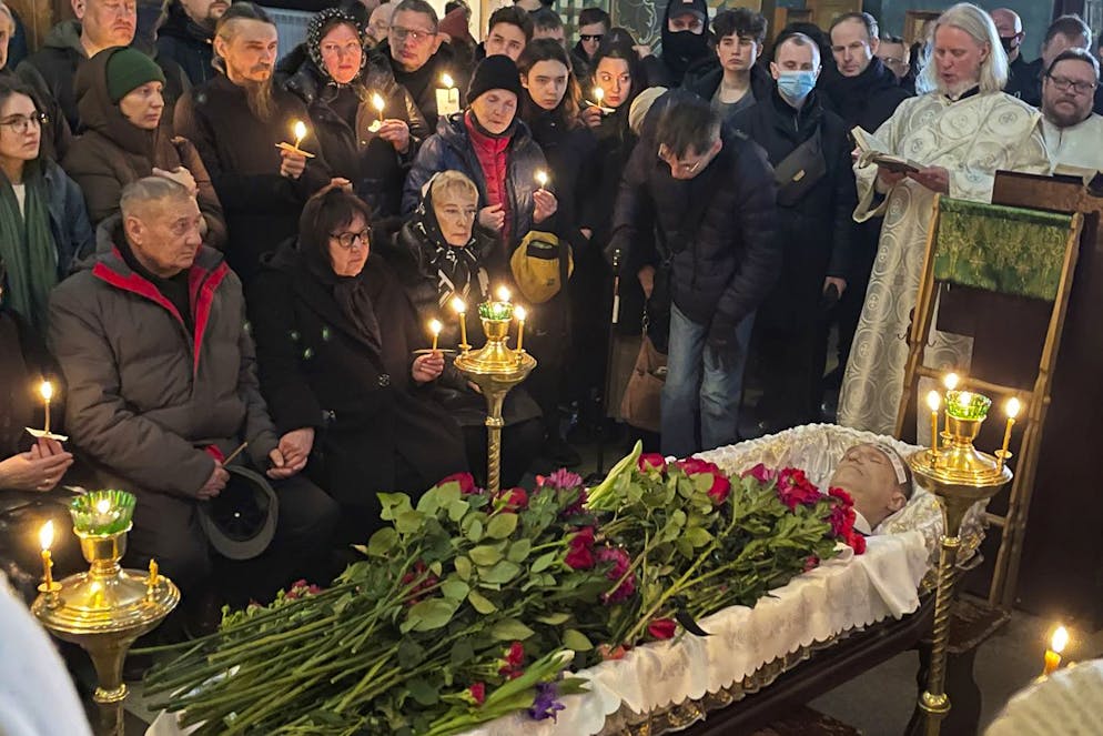 Des proches de Navalny lui rendant un dernier hommage dans une église à Moscou, en Russie.