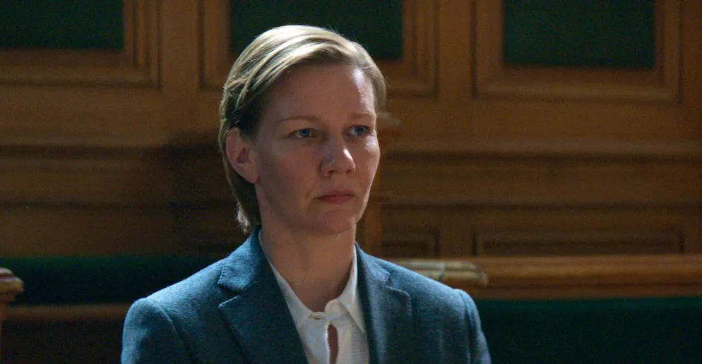 Zwei Oscar-Chancen für Sandra Hüller. Sandra Voyter ist in «Anatomie eines Falls» vor Gericht, weil sie ihren Mann vom Balkon geschubst haben soll. Sie wehrt sich nicht nur gegen die Anklage, sondern auch gegen die Erwartungen, wie sich eine Frau zu verhalten hat. Die französisch-englische Rolle hat Sandra Hüller eine Oscar-Nomination eingebracht.