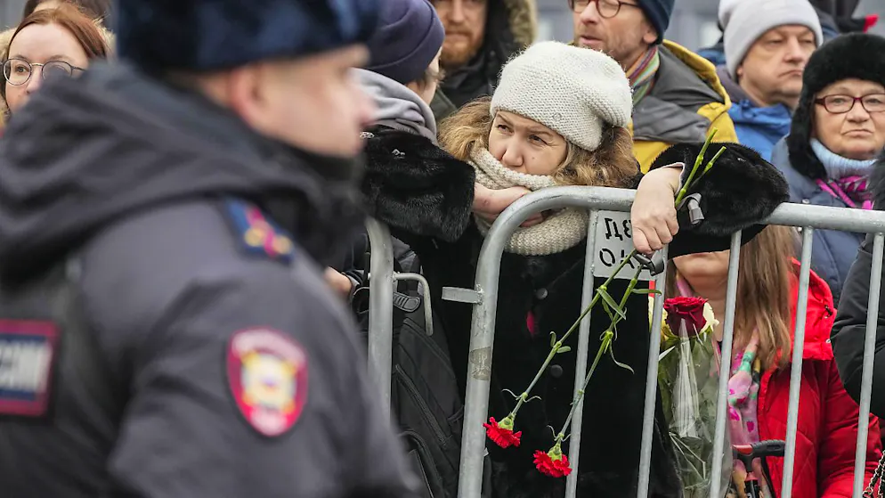 Mise en garde du Kremlin. Funérailles de Navalny: des milliers de personnes rassemblées