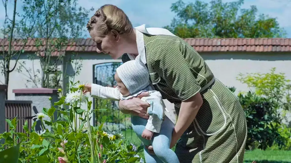 Zwei Oscar-Chancen für Sandra Hüller. «The Zone of Interest» ist nun auch in den Schweizer Kinos zu sehen. Im Nazi-Film der subtilen Art spielt Sandra Hüller Hedwig Höss, die mit ihrer Familie ihr schönes Leben neben dem von ihrem Mann geleiteten Konzentrationslager Auschwitz geniesst.