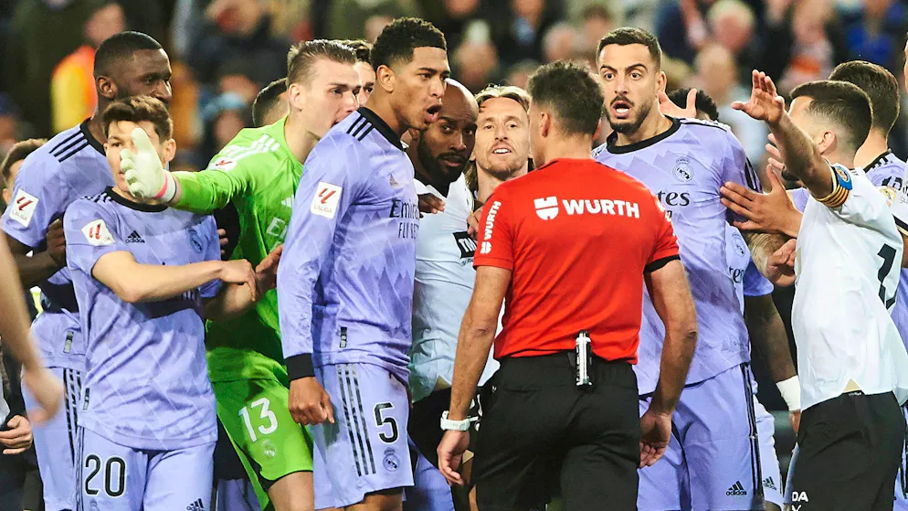 LaLiga. Doublé de Vinicius et fin de match chaotique à Valence