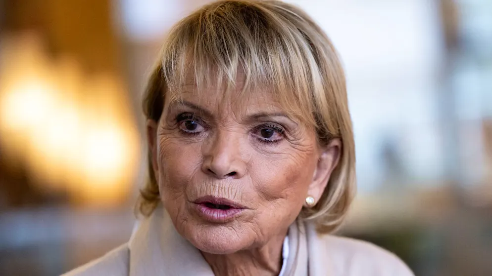 Über Schauspielerin Uschi Glas wird eine Fake-Werbung verbreitet, die ihr ein gesundheitliches Leiden anhängen will.