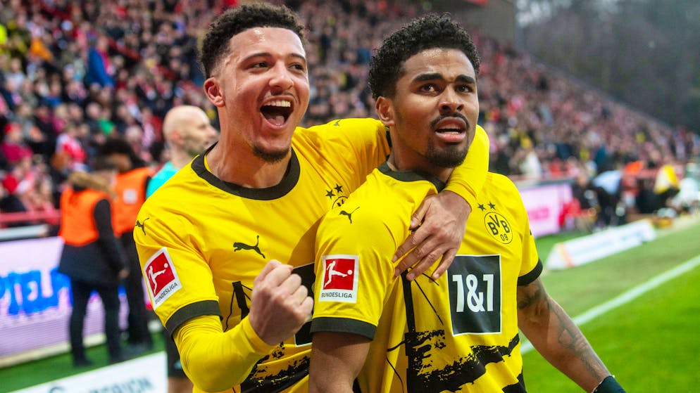 Jadon Sancho (links) und Ian Maatsen jubeln über das entscheidende 2:0.
