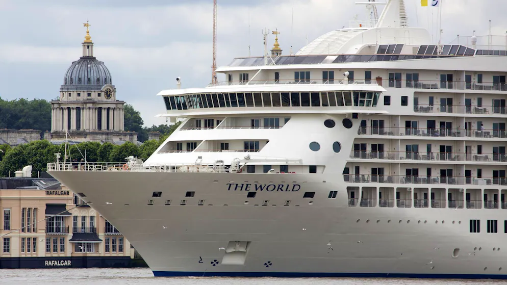 Quando a Wimbledon si gioca a tennis, «The World» fa naturalmente tappa a Londra.