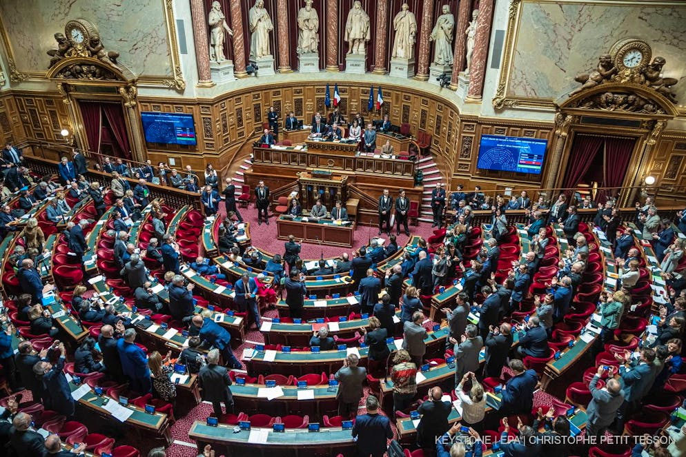 Les sénateurs français applaudissent les résultats du vote sur la loi constitutionnelle relative à l'avortement lors d'un débat au Sénat français à Paris, France, le 28 février 2024.