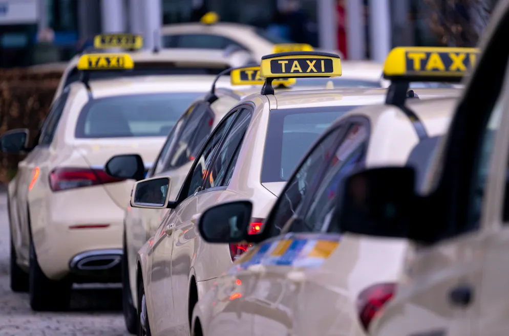 In Biel sind zwei Taxifahrer trotz Verurteilung wegen sexueller Übergriffe weiterhin im Einsatz.
