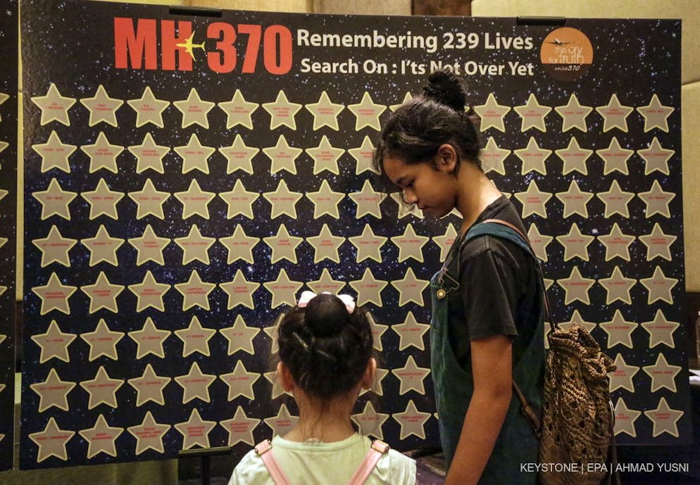 Les proches des passagers disparus du vol MH370 regardent la liste des noms lors de la cérémonie de commémoration du sixième anniversaire de la disparition de l'avion du vol MH370 de la Malaysian Airlines, à Putrajaya, Malaisie, le 7 mars 2020 (archives).