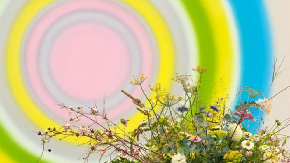 Die florale Interpretation von Heidi Huber (Frauenfeld) zu Ugo Rondinones Werk "viertermaineunzehnhundertzweiundneunzig" ist ab dem 5. März in Aarau zu sehen.