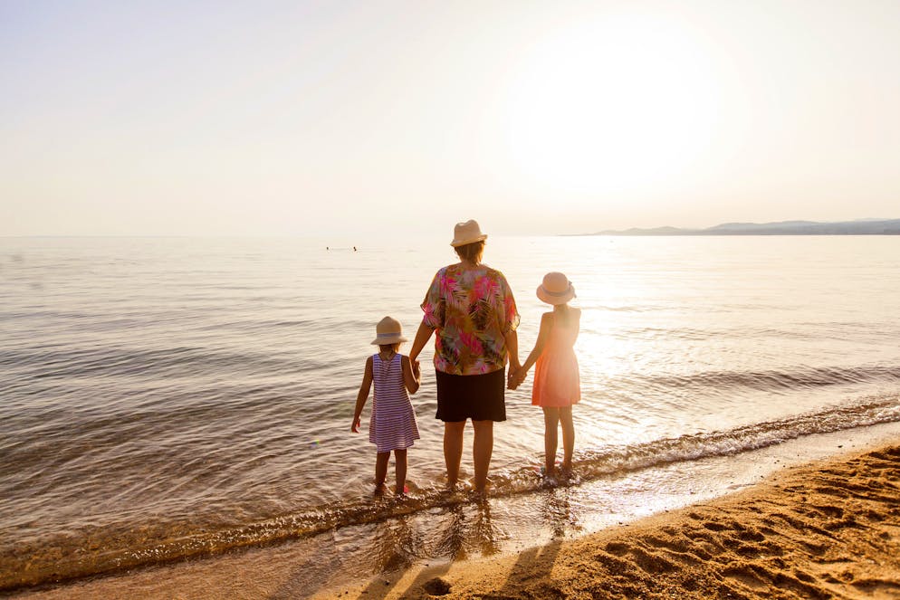 Quest’anno le famiglie pagano meno per le vacanze estive rispetto al 2023, come dimostra l’analisi dei prezzi dei viaggi all inclusive effettuata da HolidayCheck.