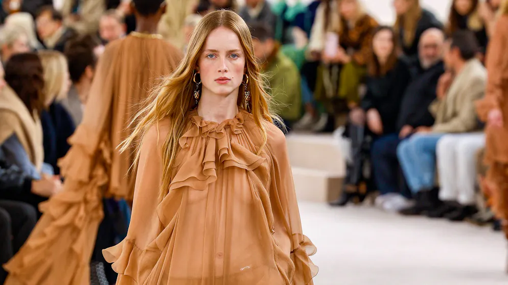 Breite Schultern, Transparenz, Boho-Chic. Diese Trends von der Paris Fashion Week musst du kennen