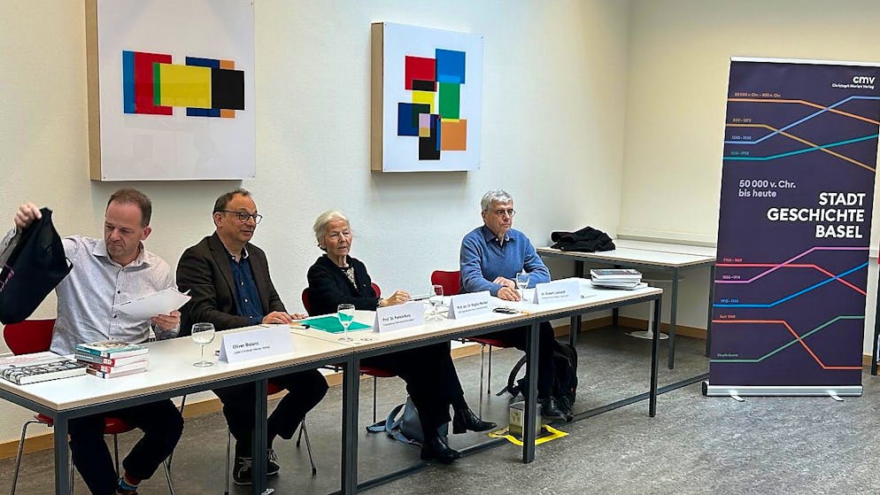 Die führenden Personen hinter der neuen Stadtgeschichte Basels (von links): Verleger Oliver Bolanz vom Christoph Merian Verlag, Projektleiter Patrick Kury, Stiftungspräsidentin Regina Wecker und Vereinspräsident Robert Labhardt.