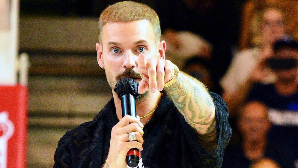 Matt Pokora est arrivé dans une tenue très relâchée à un événement caritatif en Côte d'Ivoire en présence d'officiels.