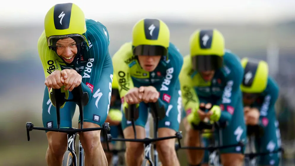 Le casque cagoule, ici celui de la Bora-Hansgrohe, ne pourra plus être utilisé.