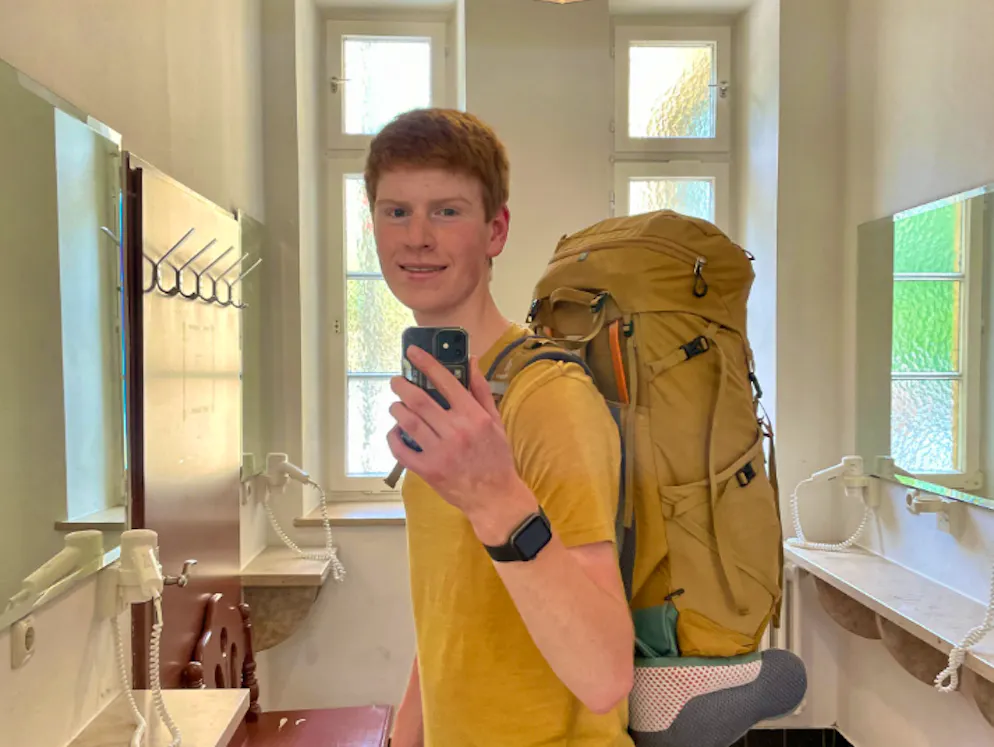 Seit Sommer 2022 ist er unterwegs: Lasse Stolley lebt in den Zügen der Deutschen Bahn. All sein Hab und Gut hat er in einem 36-Liter-Rucksack dabei. 