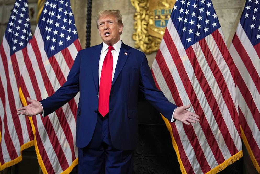 Donald Trump parla nella sua tenuta di Mar-a-Lago, lunedì 4 marzo 2024 a Palm Beach, in Florida.