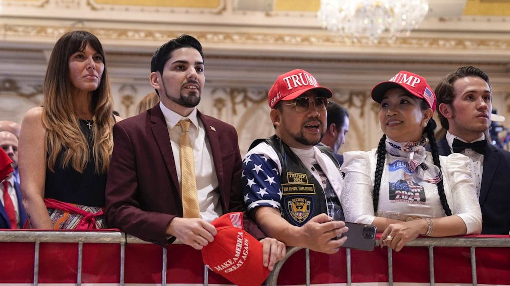 Trump-Anhänger warten am Wahlabend in Trumps Anwesen Mar-a-Lago in Florida auf die Rede des Kandidaten. 