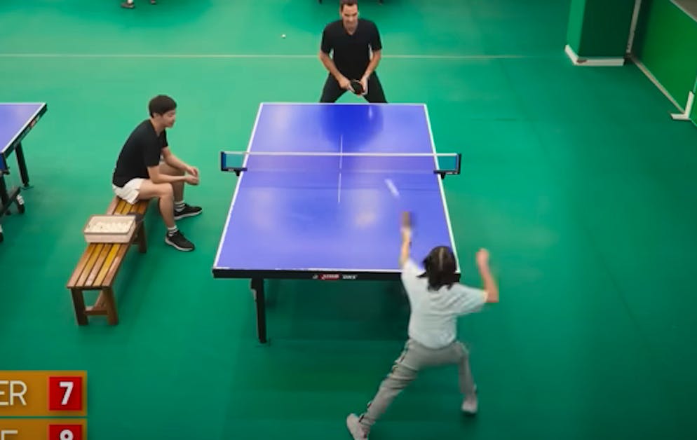 Federer gioca a Ping Pong.