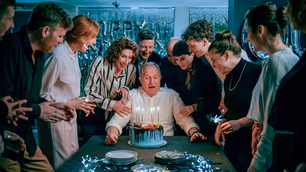 Was man über Harald Krassnitzer und Moritz Eisner wissen muss!. 60 Jahre Moritz Eisner (Harald Krassnitzer)! Der Wiener Ermittler, der zudem sein 25-jähriges Dienstjubiläum bestreitet, wird von seinen Lieben im «Tatort: Dein Verlust» gefeiert.