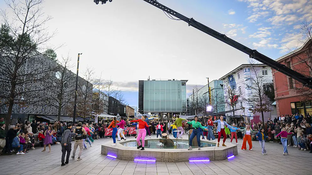Un air de «La La Land» en plein coeur de Lausanne - Gallery. Une grue était utilisée pour immortaliser l'événement, qui se tient à la veille de l'ouverture des Rencontres du 7e Art.