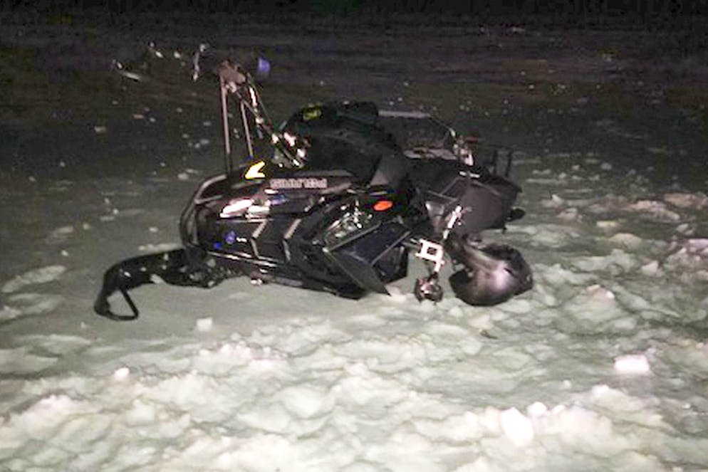 motoslitta si schianta contro Black Hawk a Worthington, nel Massachusetts.. In questa foto dell'esercito degli Stati Uniti, scattata dall'avvocato Douglas Desjardins, una motoslitta danneggiata che si è schiantata con un elicottero Black Hawk, il 13 marzo 2019, a Worthington, nel Massachusetts.