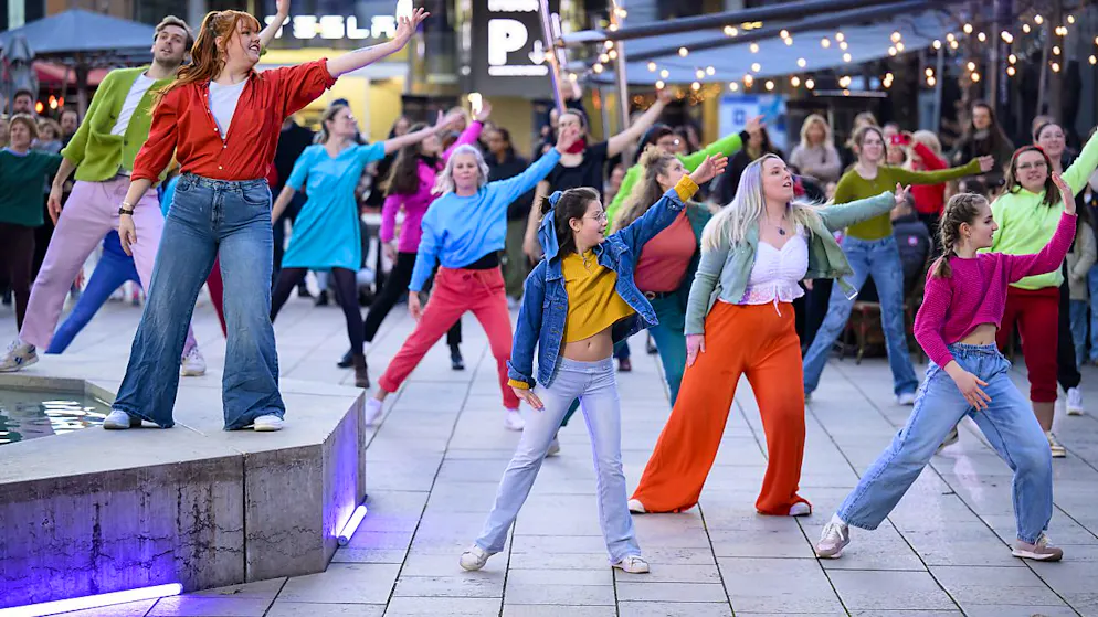 Un air de «La La Land» en plein coeur de Lausanne - Gallery. La chorégraphie participative s'inspirait du film "La La Land".