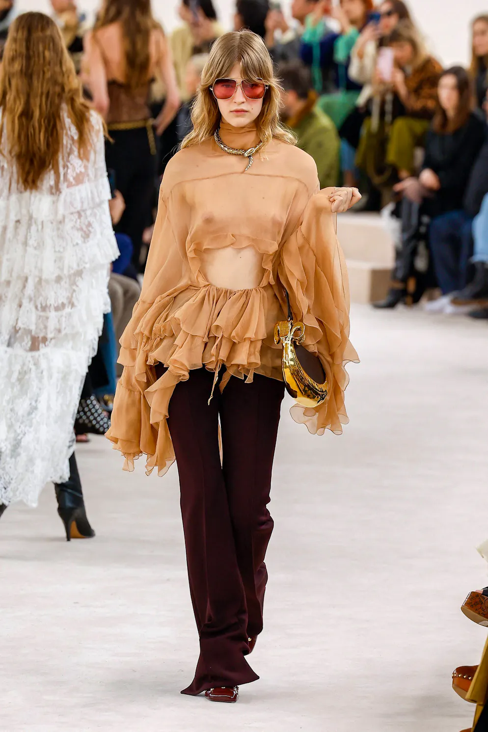Quinta tendenza: boho chic. Giocoso e romantico: il boho chic di Chloé è caratterizzato da volant e balze.