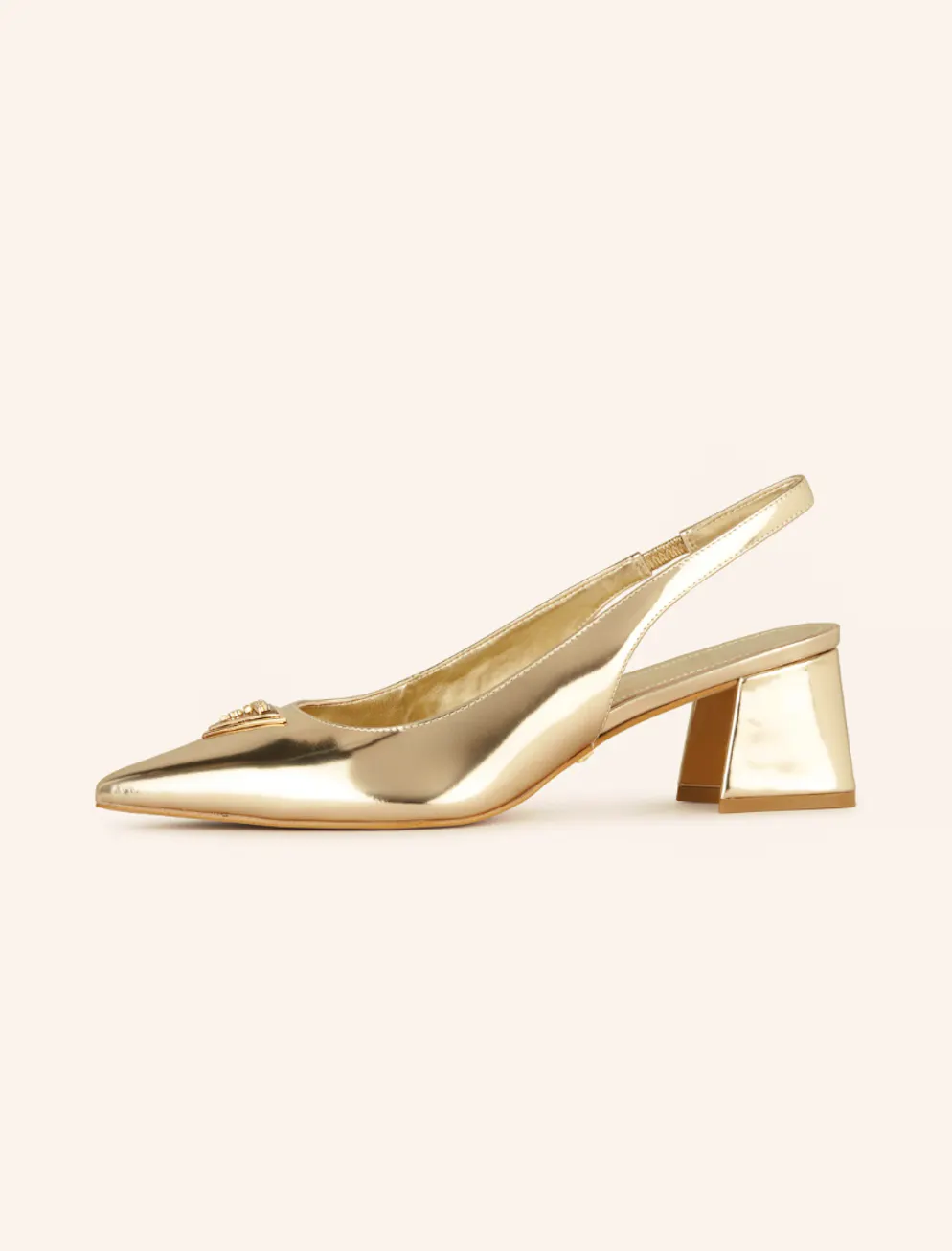 Quarta tendenza: scarpe dorate. Décolleté aperta sul tallone «Zanda» di Guess per 140 franchi, via Breuninger.
