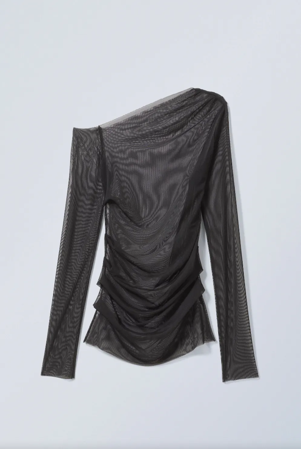 Seconda tendenza: tessuti trasparenti. Maglia asimmetrica a maniche lunghe di H&M per 33 franchi.
