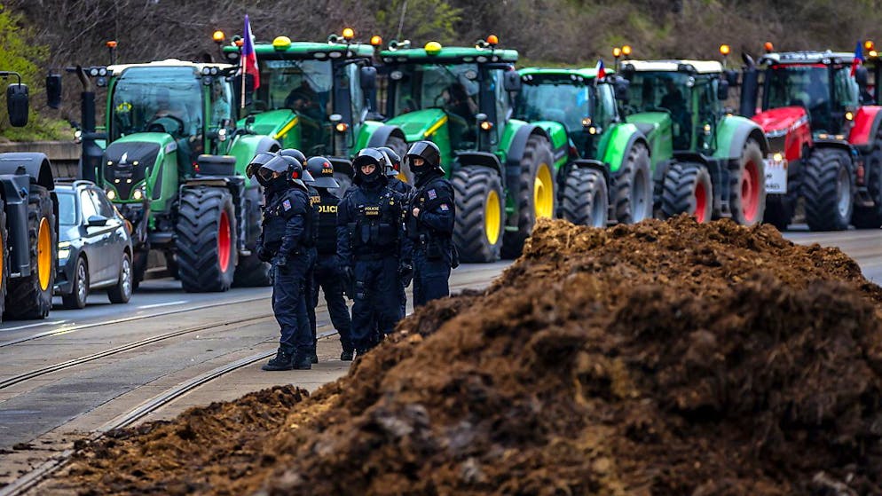 Un manifestant a été arrêté jeudi en République tchèque après avoir déversé un camion de fumier devant le bâtiment du gouvernement.