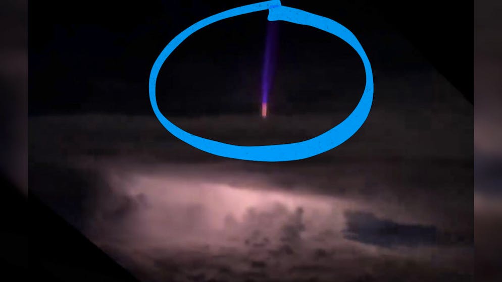 Seltenes Naturspektakel. Hier filmt ein Pilot einen blauen Blitz