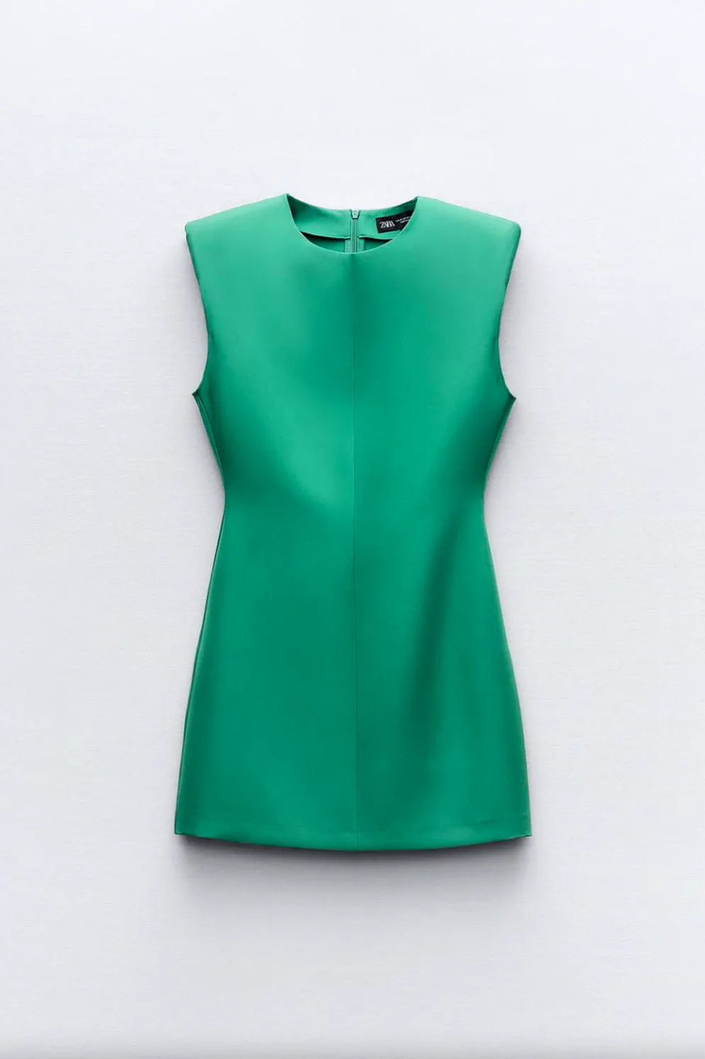 Prima tendenza: spalle larghe. Abito verde con spalline imbottite di Zara per circa 50 franchi.
