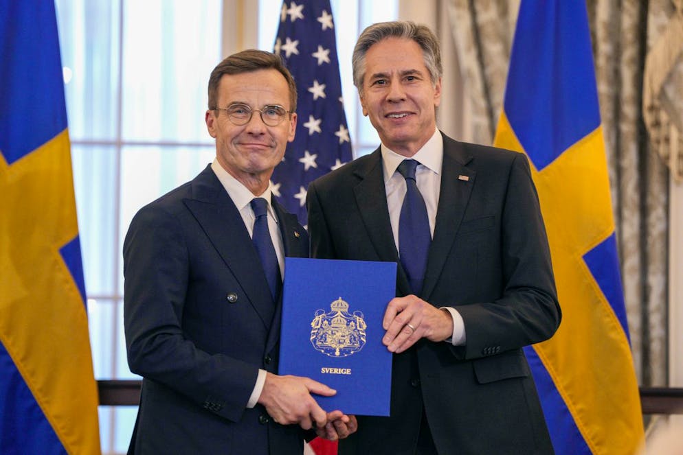 Il Segretario di Stato Antony Blinken, a destra, posa per una foto con il Primo Ministro svedese Ulf Kristersson mentre tiene in mano gli strumenti di adesione della Svezia alla NATO nella sala Benjamin Franklin del Dipartimento di Stato, giovedì 7 marzo 2024, a Washington.