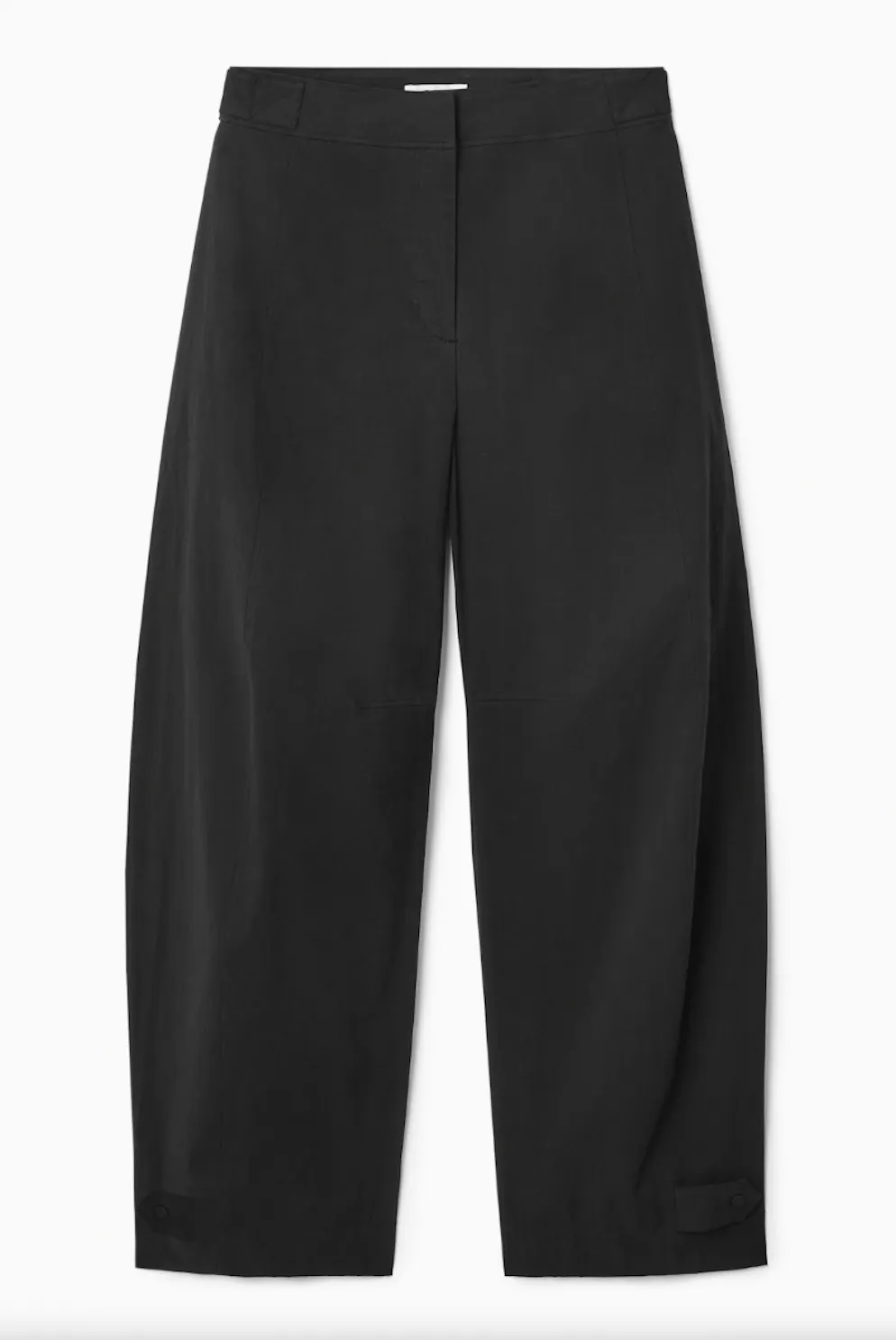 Terza tendenza: nero. Pantaloni di Cos per 130 franchi.