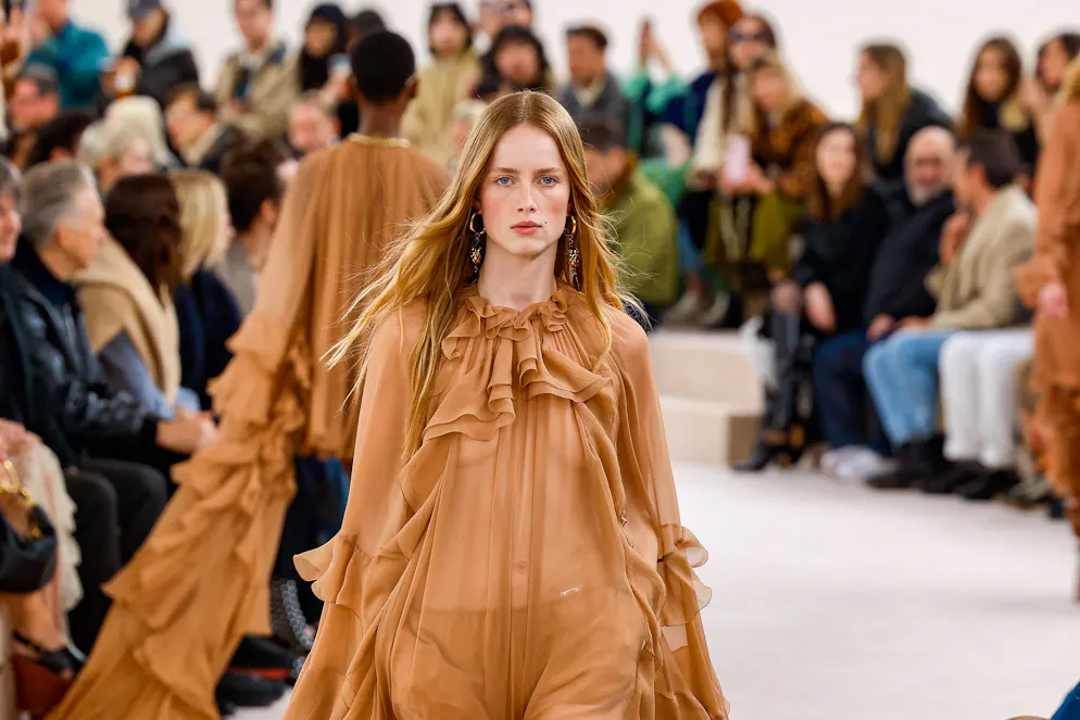 Due le tendenze calde alla sfilata di Chloé: boho chic e trasparenza.