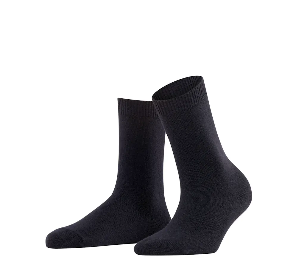 Quarta tendenza: scarpe dorate. Calzini in lana vergine e cashmere di Falke per 24 franchi.
