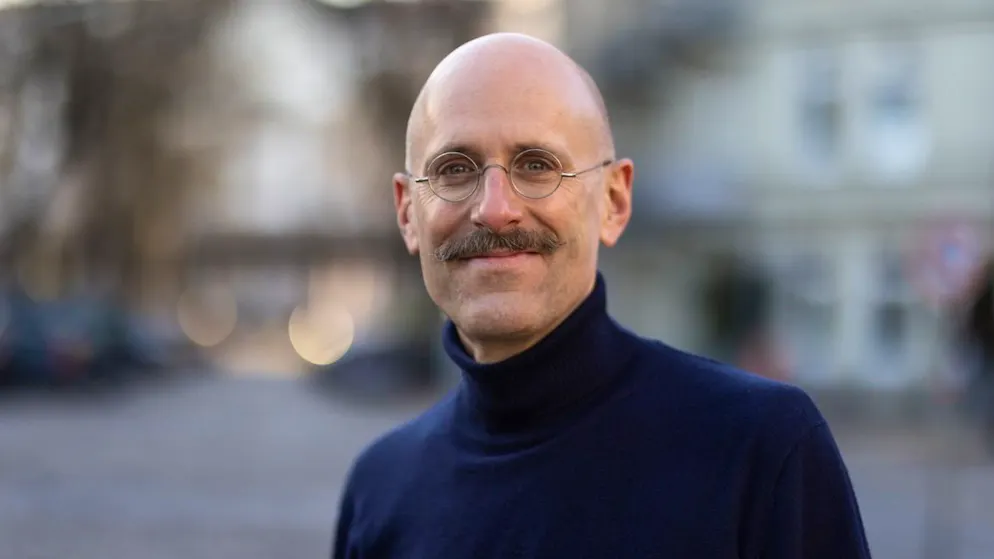 Malte Herwig arbeitet als Journalist und Podcaster. Er traf Ingebrigitt Höss, die zweitälteste Tochter von Rudolf Höss, ab dem Jahr 2014 mehrmals und stand bis zu ihrem Tod im vergangenen Jahr in Kontakt mit ihr.