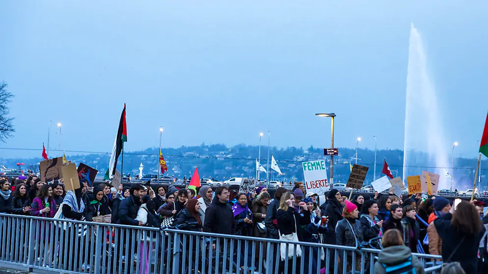 A Genève, une manifestation à l'occasion de la journée internationale des droits des femmes a rassemblé près de 1500 personnes.