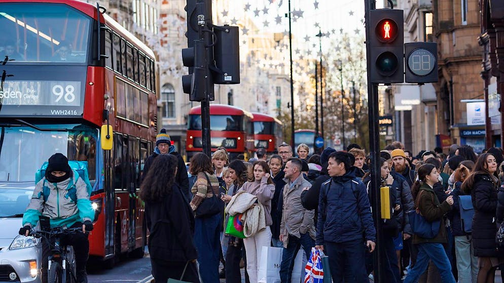 Frasers, propriétaire notamment de Sports Direct et candidat malheureux l'an dernier au rachat de Go Sport, avait annoncé en décembre l'acquisition de Matches pour environ 52 millions de livres (61 millions d'euros). (EPA/TOLGA AKMEN)
