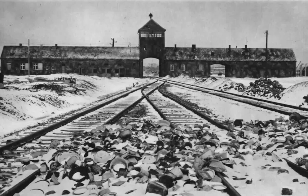 Kochgeschirr auf den Gleisen im Inneren des Konzentrationslagers Auschwitz: Diese Fotografie entstand nach der Befreiung des grössten Vernichtungslagers der Nationalsozialisten durch die Rote Armee. Oft wird der Aufnahmeort dieses historischen Bildes fälschlicherweise dem Aussenbereich des Lagers zugeordnet.