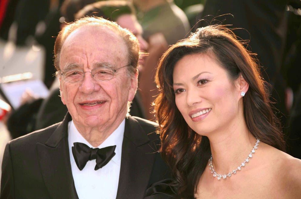 Rupert Murdoch, qui a six enfants, fut d'abord marié de 1956 à 1967 à Patricia Booker, une hôtesse de l'air australienne, puis pendant plus de 30 ans à une journaliste britannique, Anna Torv. Il épouse ensuite une femme d'affaires d'origine chinoise, diplômée de l'université Yale, Wendi Deng (photo), jusqu'à leur divorce à New York en 2013.