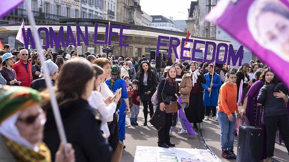 La manifestation n'avait pas reçu d'autorisation, mais les forces de l'ordre, présentes en nombre, sont restées en retrait.