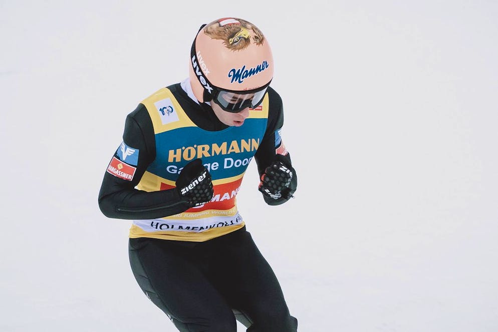 Stefan Kraft arbore fièrement son casque orné d'un aigle.