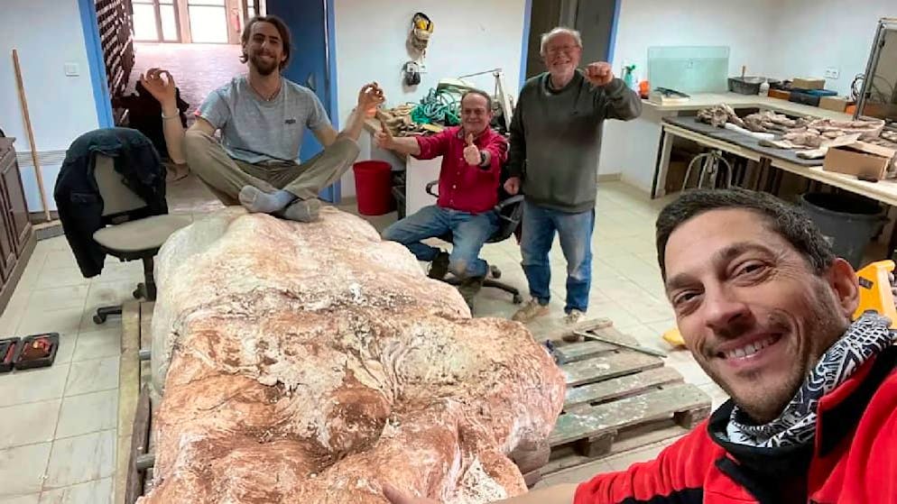 Damien Boschetto (a sinistra) ha condiviso il ritrovamento del dinosauro su Instagram e lo ha festeggiato con i suoi amici.