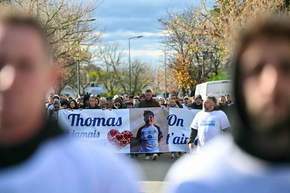 Le 22 novembre 2023, à Romans-sur-Isere, dans le sud-est de la France, des personnes défilent derrière une banderole sur laquelle on peut lire «Thomas, dans nos cœurs à jamais, nous t'aimons». Elles participent à une «Marche Blanche» en hommage à Thomas, un adolescent décédé le 19 novembre 2023 à Crépol après avoir été blessé à l'arme blanche lors d'un bal dans ce petit village de la Drome.