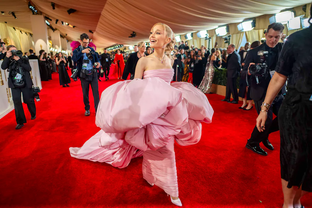 Oscars 2024: Die aussergewöhnlichsten Looks vom roten Teppich. Unter diesem vielen rosa Stoff versteckt sich Ariana Grande. Ihr Kleid von Giambattista Valli erinnert an Wolken – und bleibt nicht ungesehen!