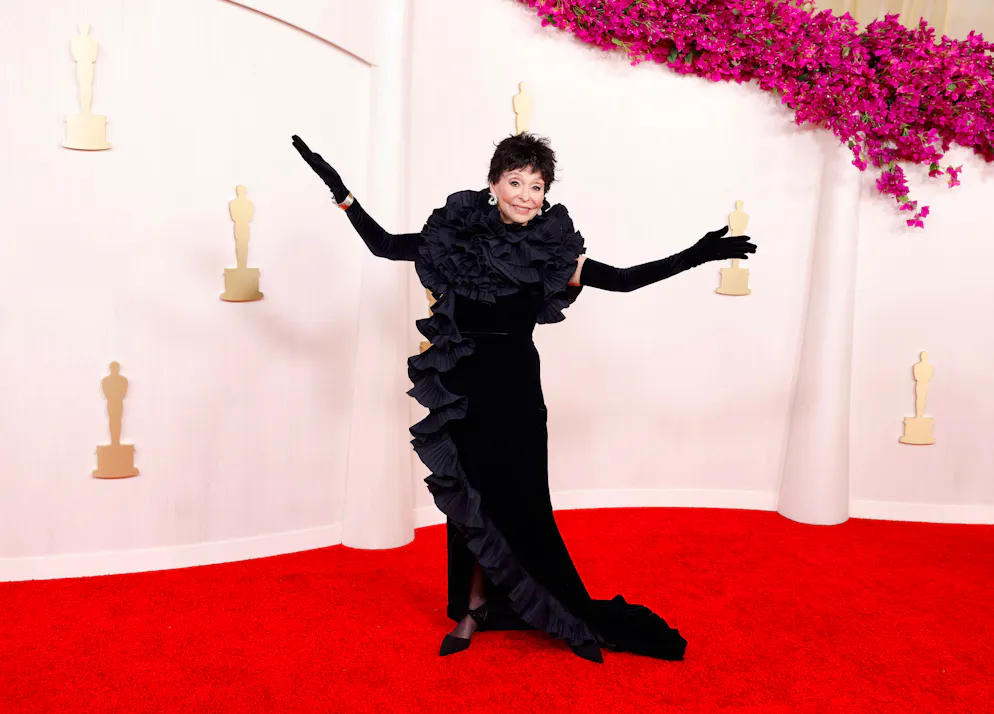 Oscars 2024: Die aussergewöhnlichsten Looks vom roten Teppich. Rüschen über Rüschen – das Kleid von Rita Moreno sorgt für gute Laune. Die Robe von Badgley Mischka steht der «West Side Story»-Legende vorzüglich.