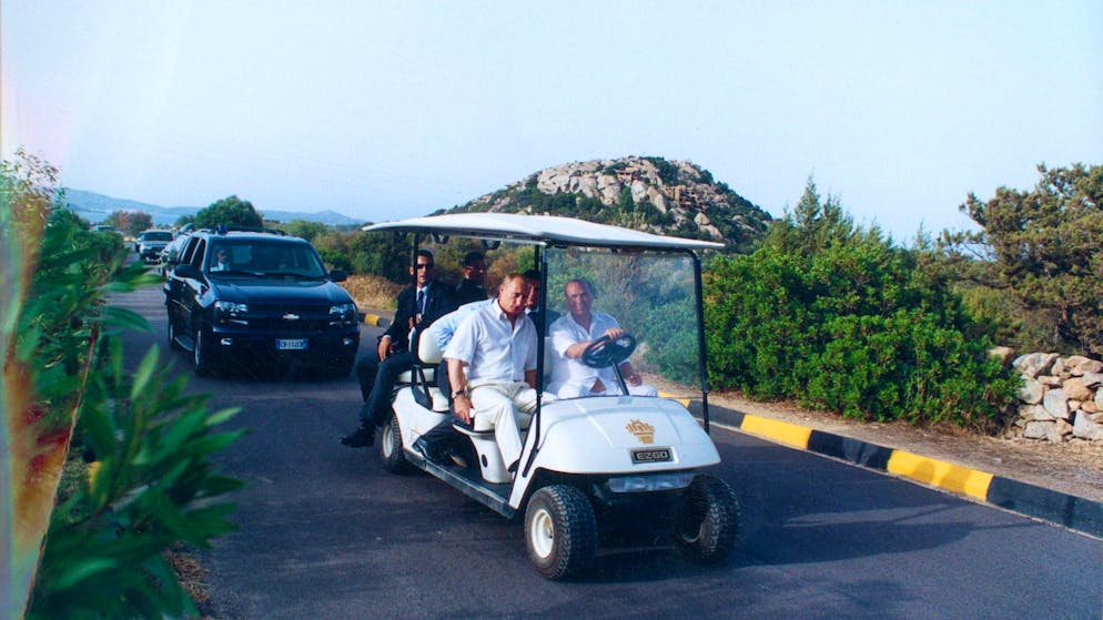 Vladimir Putin e Silvio Berlusconi trascorrono una vacanza insieme a Villa Certosa in Sardegna nel 2003.
