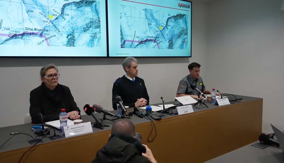 Von links: Generalstaatsanwältin Béatrice Pilloud, Polizeikommandant Christian Varone und Fredy-Michel Roten, Direktor der kantonalen Walliser Rettungsorganisation KWRO.