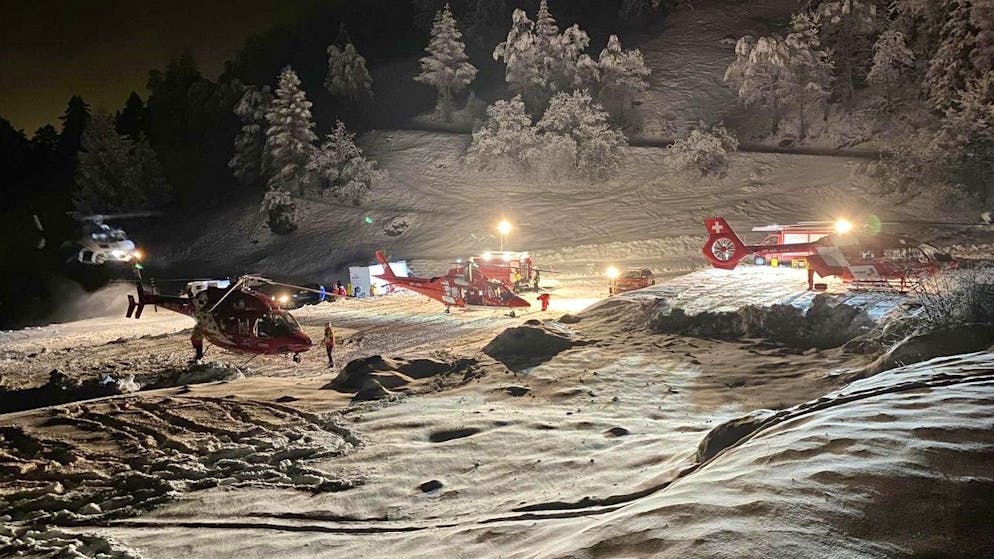 Nahe Sitten steigen am 10. März Helikopter zur Suche nach den sechs Vermissten auf: Insgesamt waren sechs private Rettungshelikopter und zwei Super Puma der Armee im Einsatz.